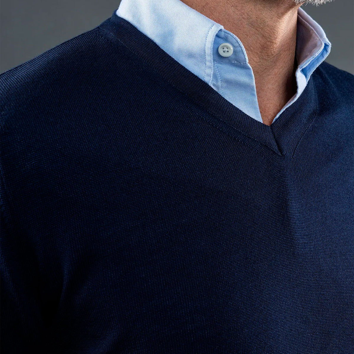 Berkeley Wilton Merino V-neck neule tummansininen (navy)