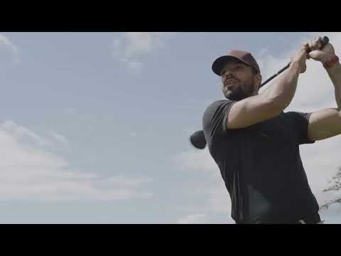 Flexfit video "Made for c,frot". Videolla näet Flexfit Delta lippiksen miehen päällä golf-kentällä, jossa hän pelaan golfia. Delta on hyvä hyvä golflippis.